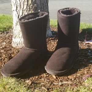 Bearpaw Emma Short size 8